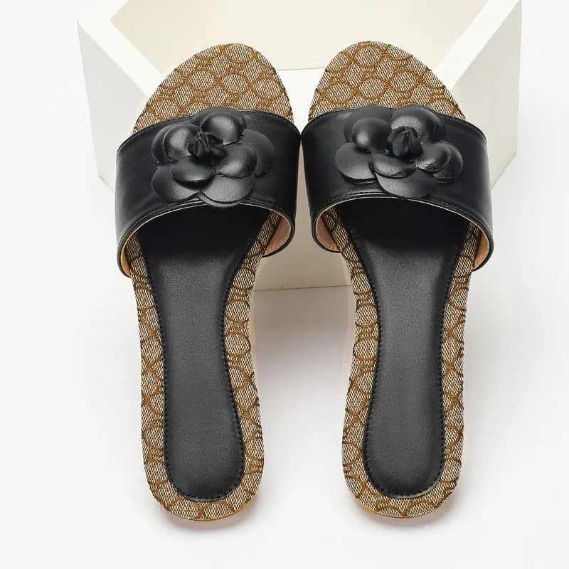 Stylish flat slippers with black camel decoration Women's summer sandals with open tip Comfortable and lightweight casual non-slip shoes