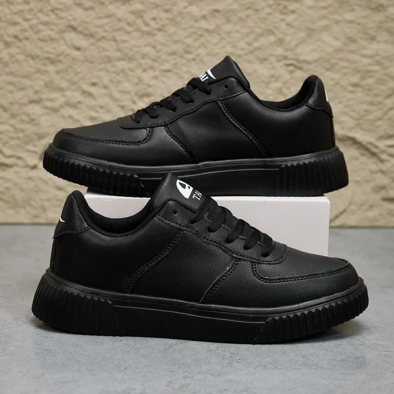 Scarpe da uomo in pelle da esterno Scarpe sportive piatte classiche nere Scarpe da skateboard con lacci Scarpe da ginnastica da corsa bianche per il tempo libero