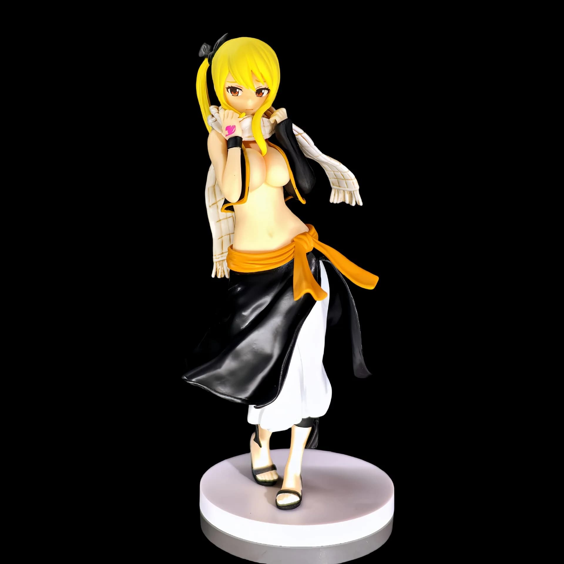 Statuetta Anime FAIRY TAIL Lucy Heartfilia in Abito da Uomo, 23CM, Fatta a Mano, per Decorazione Scrivania, Regalo