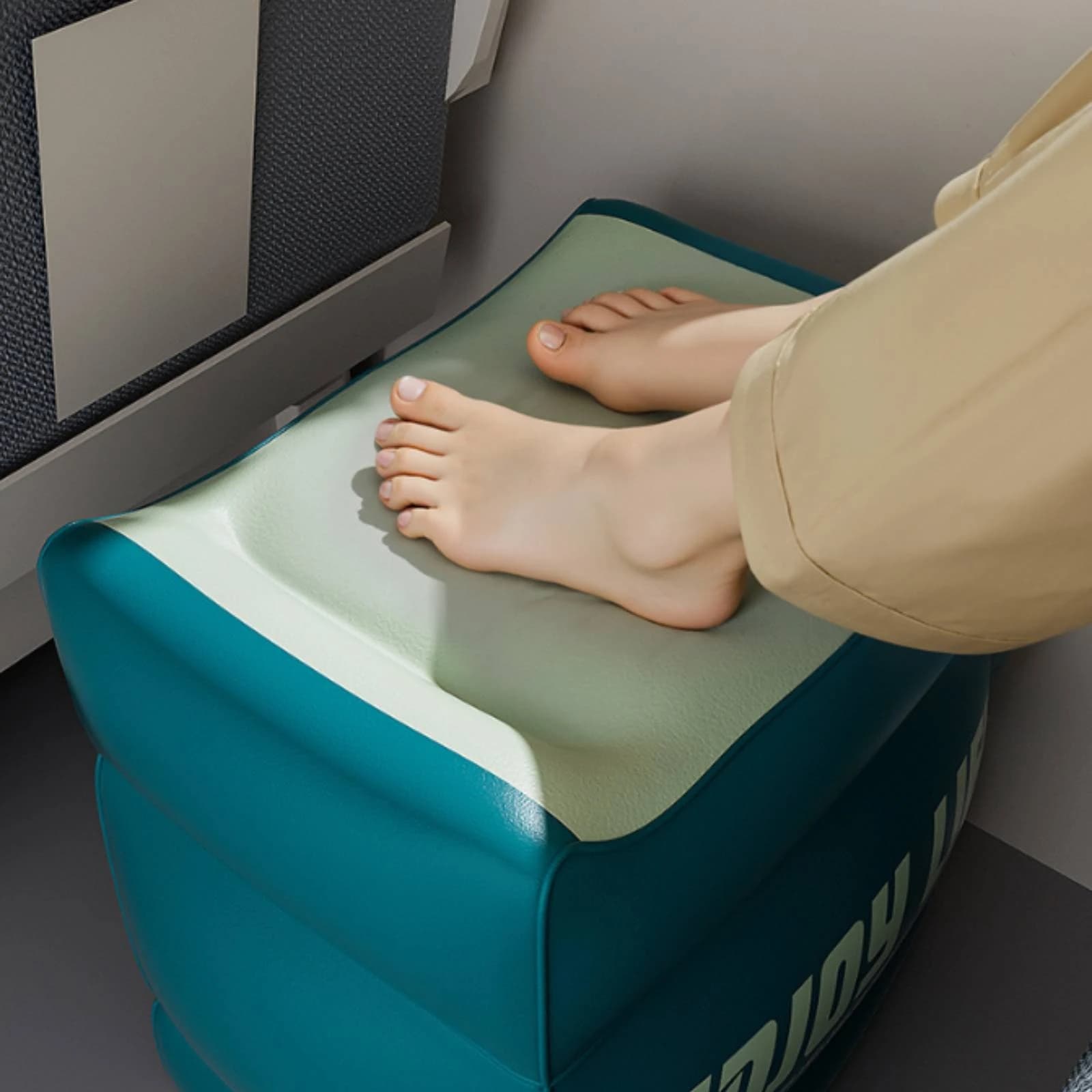 Inflatable Footstool Portable Adjustable Travel Footrest Travel Foot Pillow Lightweight for Train, Car
