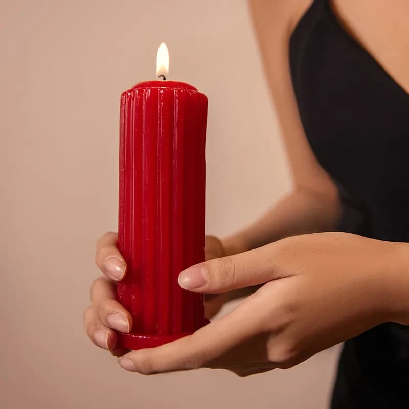 Candela fatta a mano a bassa temperatura di soia 48 ℃ Candela profumata a goccia Candela a colonna romana Candela profumata a forma di fiore rosso nero