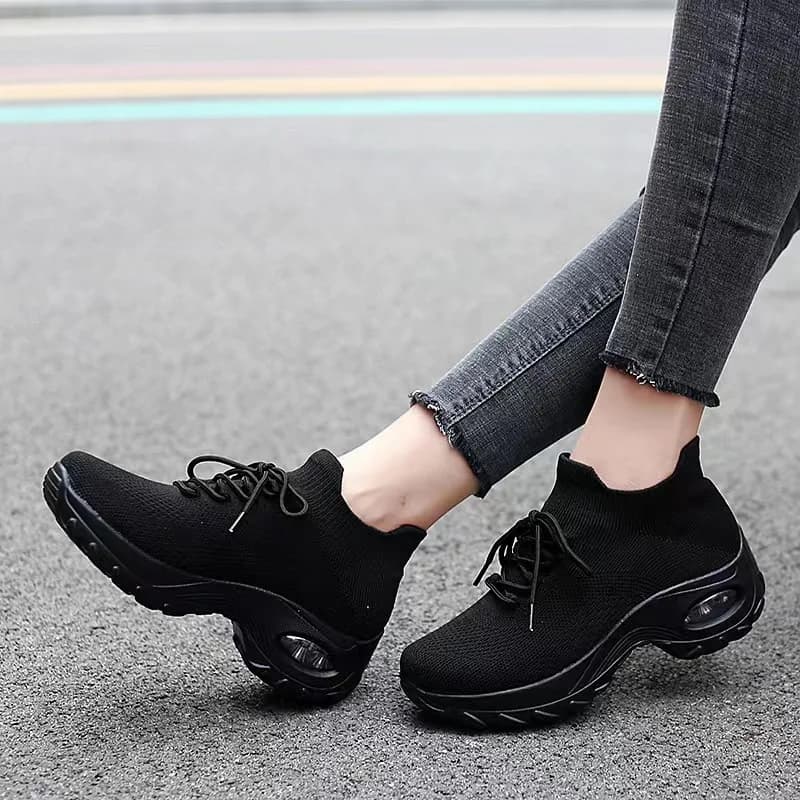 Breathable woman sneakers with plateau and air cushion, comfortable for walking and running, sock style.