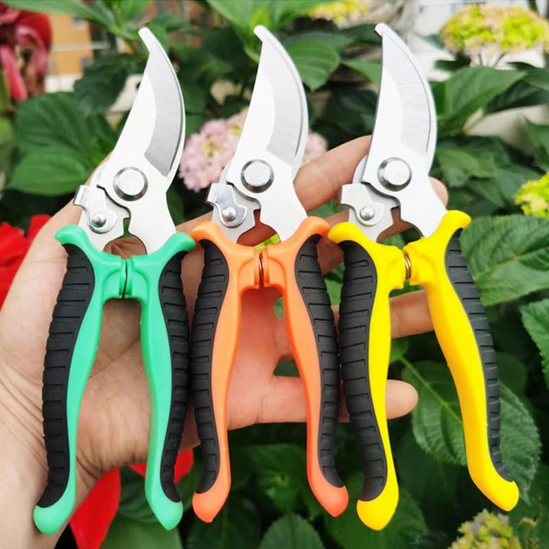 This gardening scissors is super easy to use! A great help for gardening, practical and convenient for gardening and soil processing