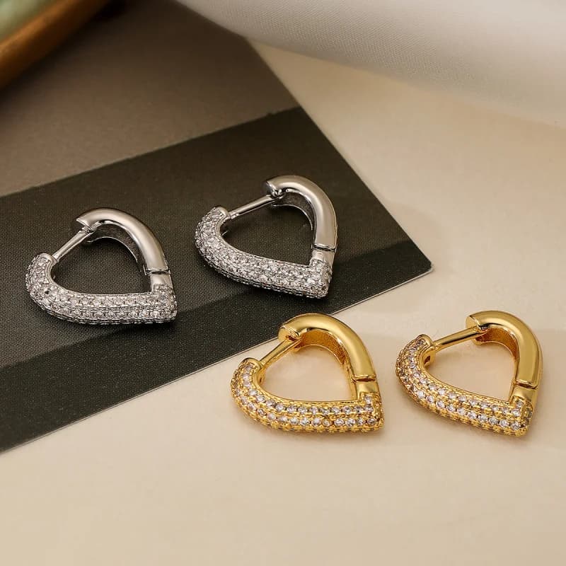 Orecchini a forma di cuore con zirconi placcati in oro di rame squisito di nuova moda per le donne Gioielli versatili di lusso leggeri di nicchia