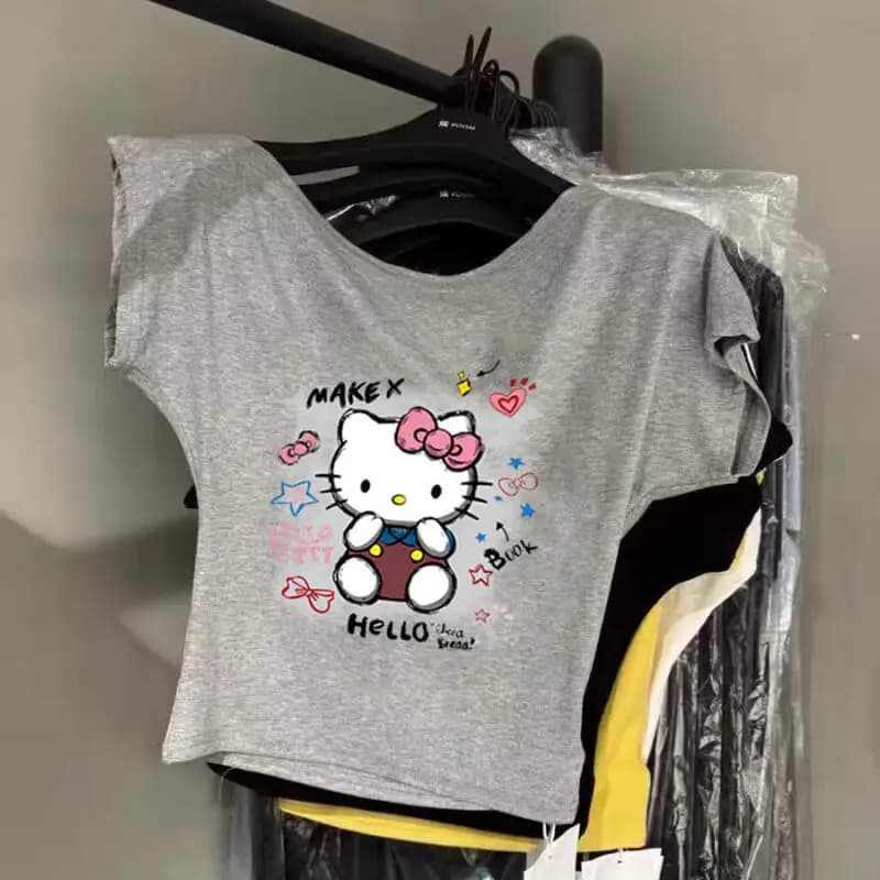 T-shirt da donna versatile con stampa cartoon estiva a maniche corte Hello Kitty 2026, top slim con scollo obliquo e girocollo