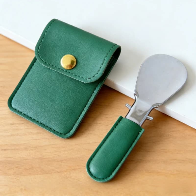 Calzascarpe Pieghevole in Acciaio Inossidabile con Portachiavi in Pelle PU, Piccola Borsa, Sollevatore di Scarpe Portatile, Ausilio per Calzarsi, per Uomini e Donne, Uso Quotidiano