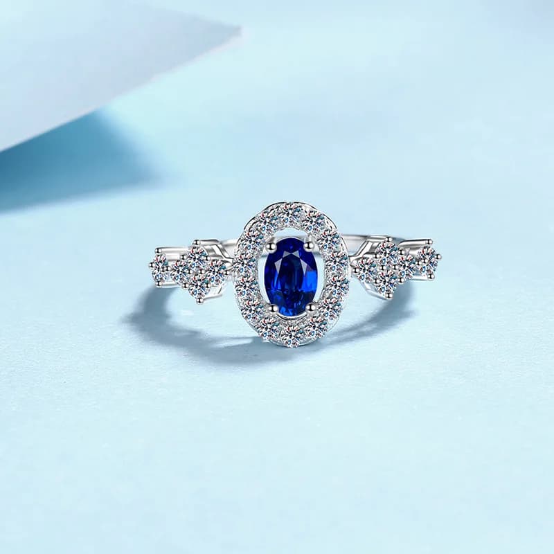 Anello con castone ovale blu royal che valorizza la pelle per donna, moissanite da 0,5 ct, platino PT950 | Colori ricchi, delicati e nobili