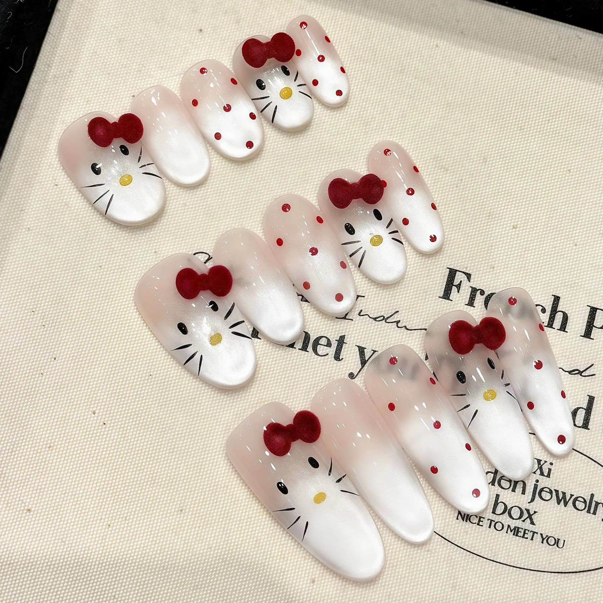 10 pezzi di nail art ovale pressato a mano, bellissime unghie finte, grazioso gattino in velluto con occhi di gatto a pois, adatte per le donne