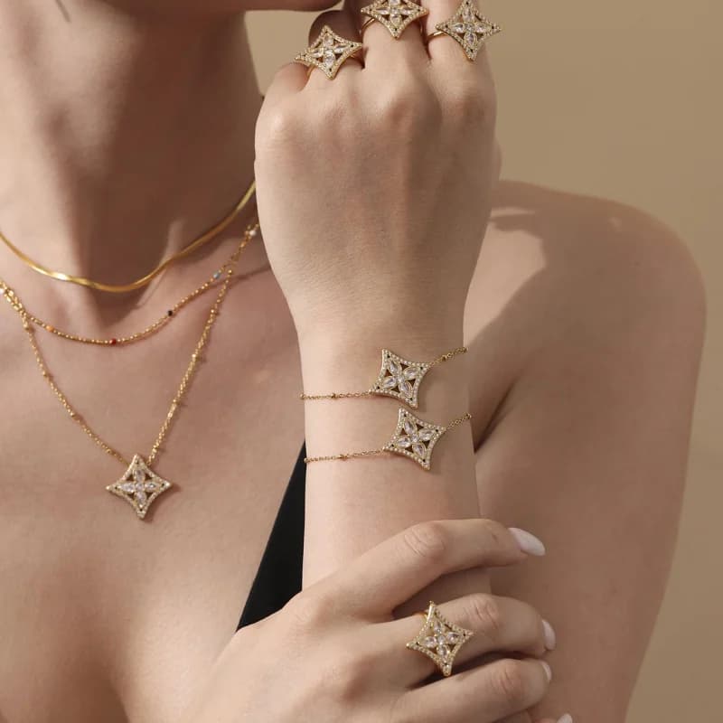 Braccialetto classico del fiore del zircone di modo per le donne Accessori personalizzati del braccialetto dei gioielli dell'acciaio inossidabile di lusso all'ingrosso