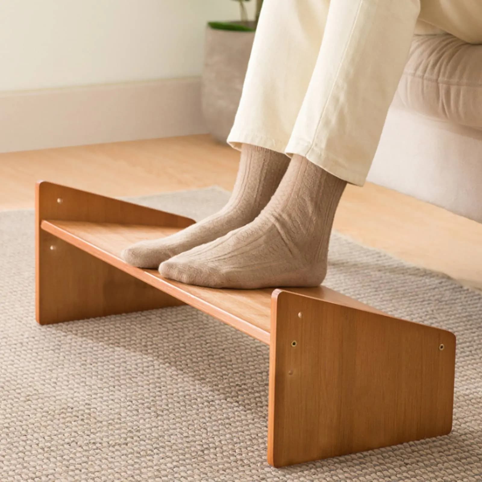 Poggiapiedi da Scrivania con Ampia Superficie, Sgabello per Ufficio, Poggiapiedi Angolato Multifunzionale, Arredo Ergonomico con Finitura Elegante