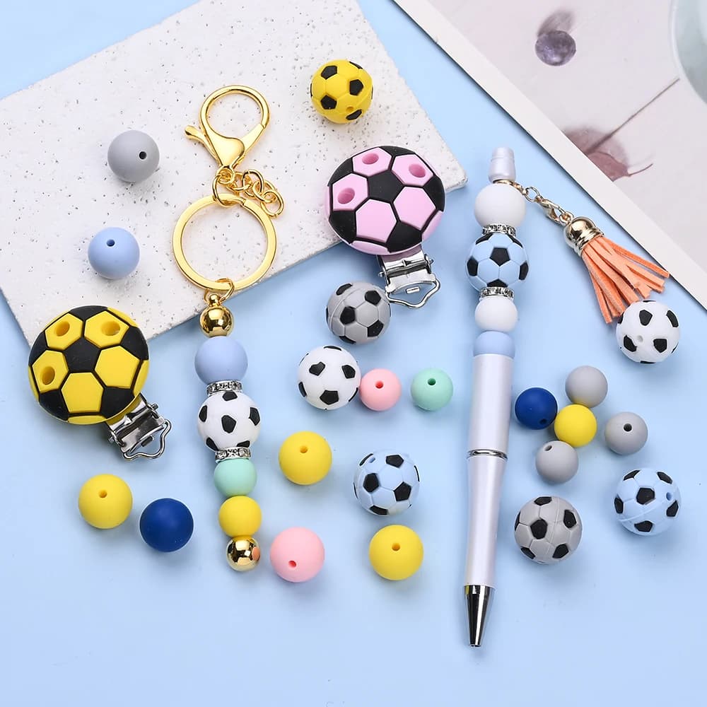 Set di 23 perline rotonde in silicone a tema calcio per catenelle portaciuccio fatte a mano, penne con perline e accessori per artigianato