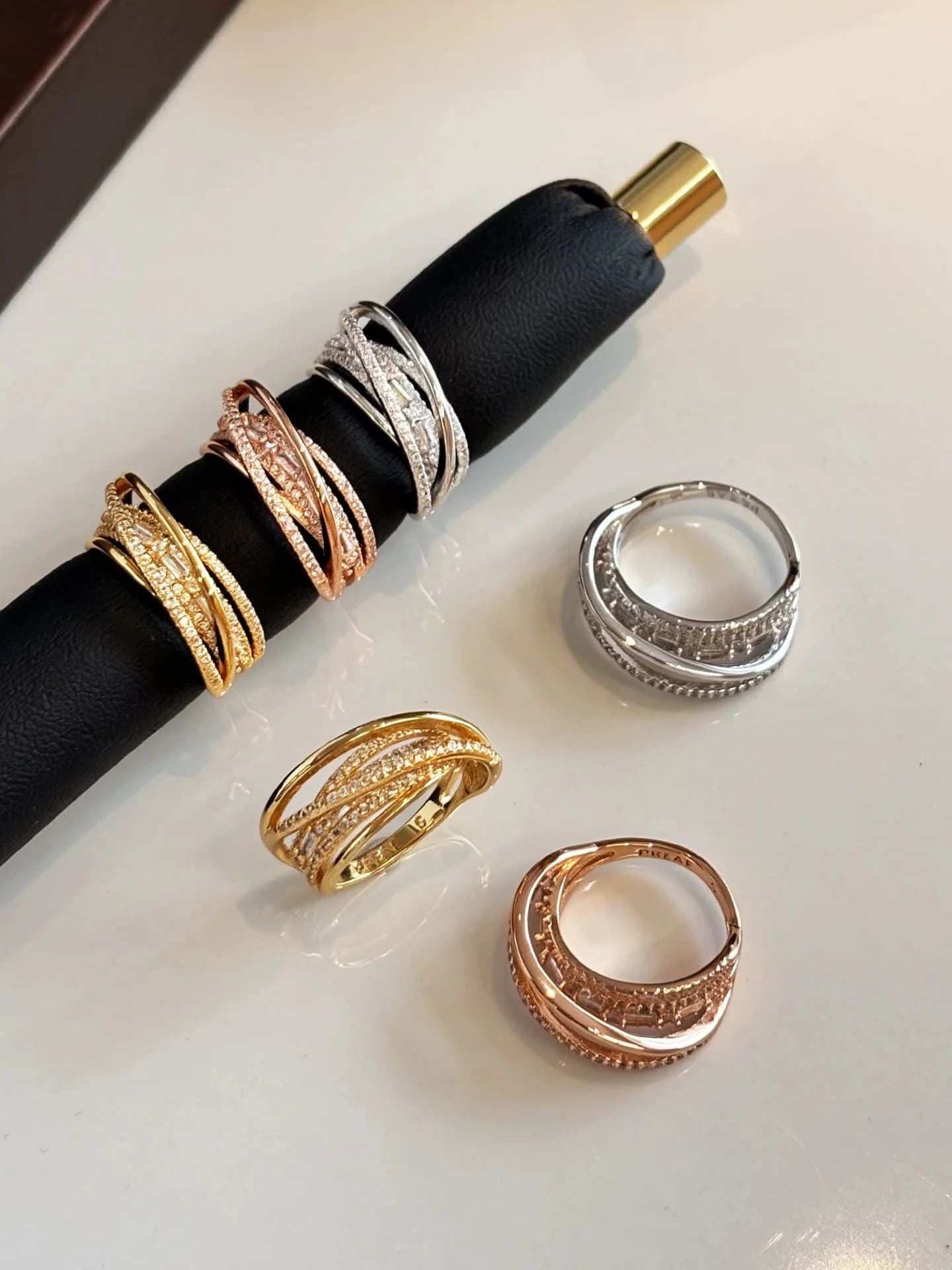 Anello multistrato con zirconi a tre colori per donna, anello da indice di lusso leggero e di alta gamma, gioiello versatile, regalo per la fidanzata
