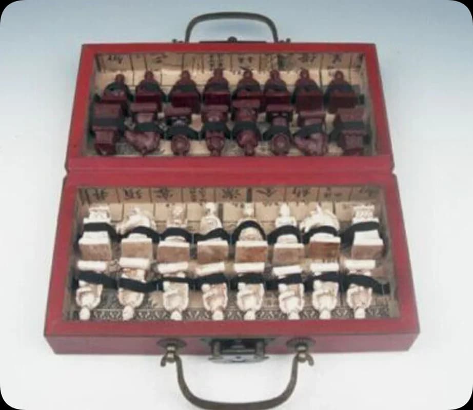 Set di scacchi vintage pieghevole Gioco da tavolo Scatola da collezione in legno da 32 pezzi degli scacchi