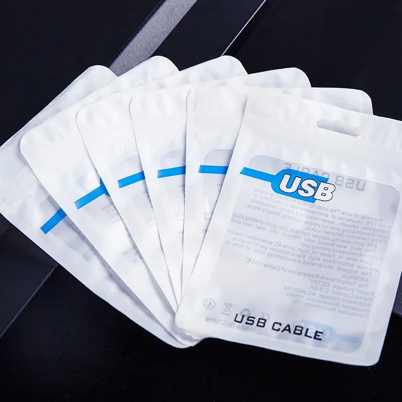 Borsa da imballaggio da 100 pezzi per cavo dati e cavo per cuffie Cavo audio Caricatore Chiavetta USB Borsa con chiusura a zip in plastica neutra