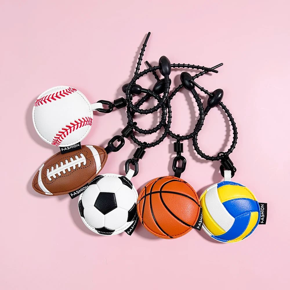 Nuovo set portachiavi sportivo in pelle: disegni di baseball/calcio/basket/volley, ciondolo per auto e borsa alla moda per coppie