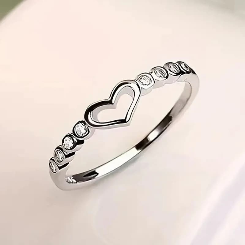 Huitan Chic Women Heart Rings with Shiny Cubic Zirconia Exquisite Daily Wear Fashion Accessories for Female Versatile Jewelry
