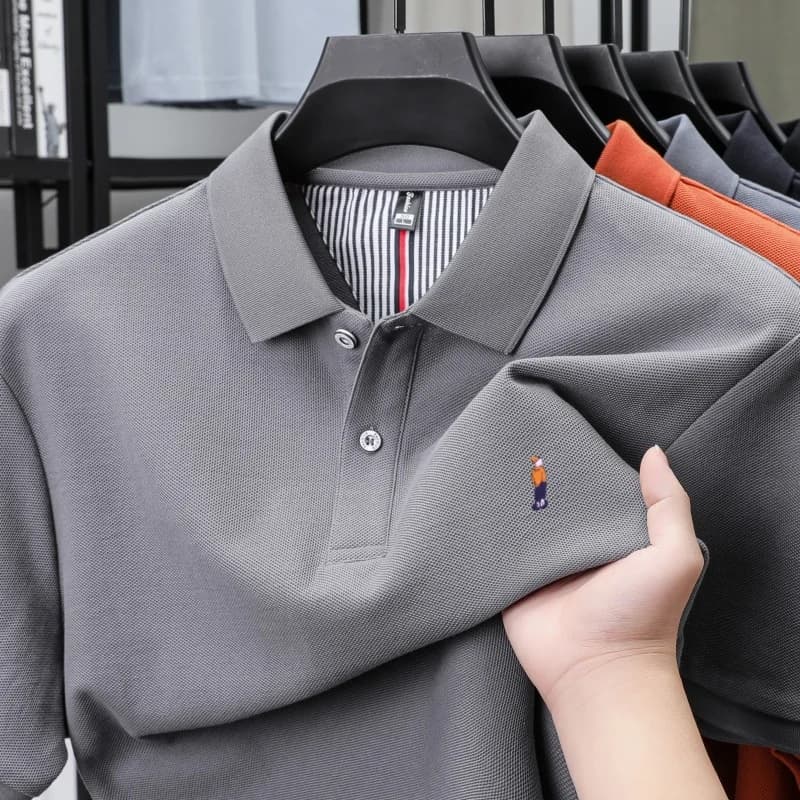 Polo a maniche corte in cotone 100% puro, di alta gamma, con ricamo di personaggi dei cartoni animati, stile coreano, casual, da uomo.