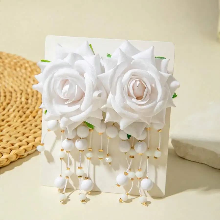 Orecchini pendenti floreali con rose bianche e nappe di perline simili a perle per abiti estivi da spiaggia