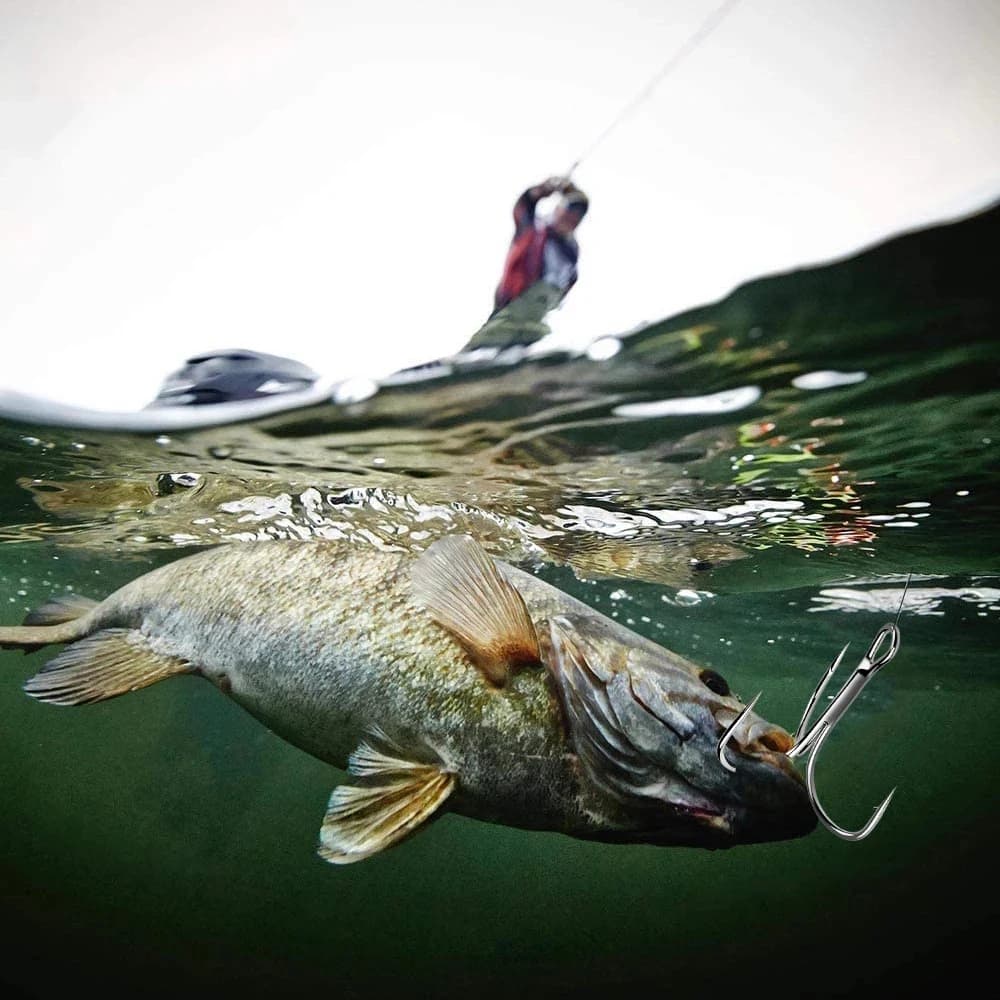 Attrezzatura da Pesca, 50 Pezzi/Lotto, Scatola Portaoggetti, Amo da Pesca Affilato Argentato con Ardiglione, Amo Triplo 2/4/6/8/10, Ami da Pesca
