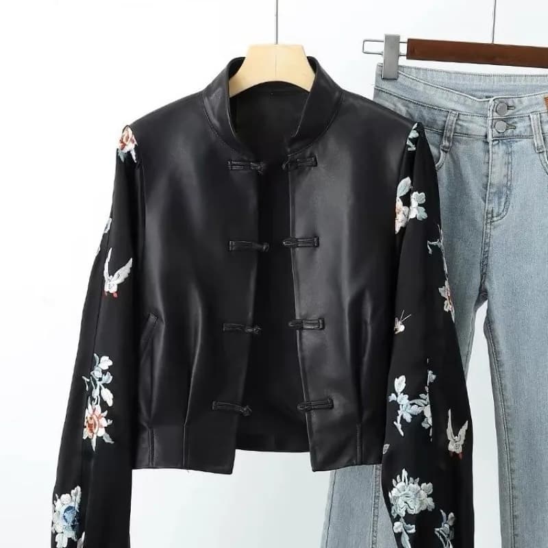 Giacca in pelle patchwork con ricamo vintage di fascia alta Cappotto in pelle PU primavera autunno da donna Maniche lunghe Capispalla con design a bottoni