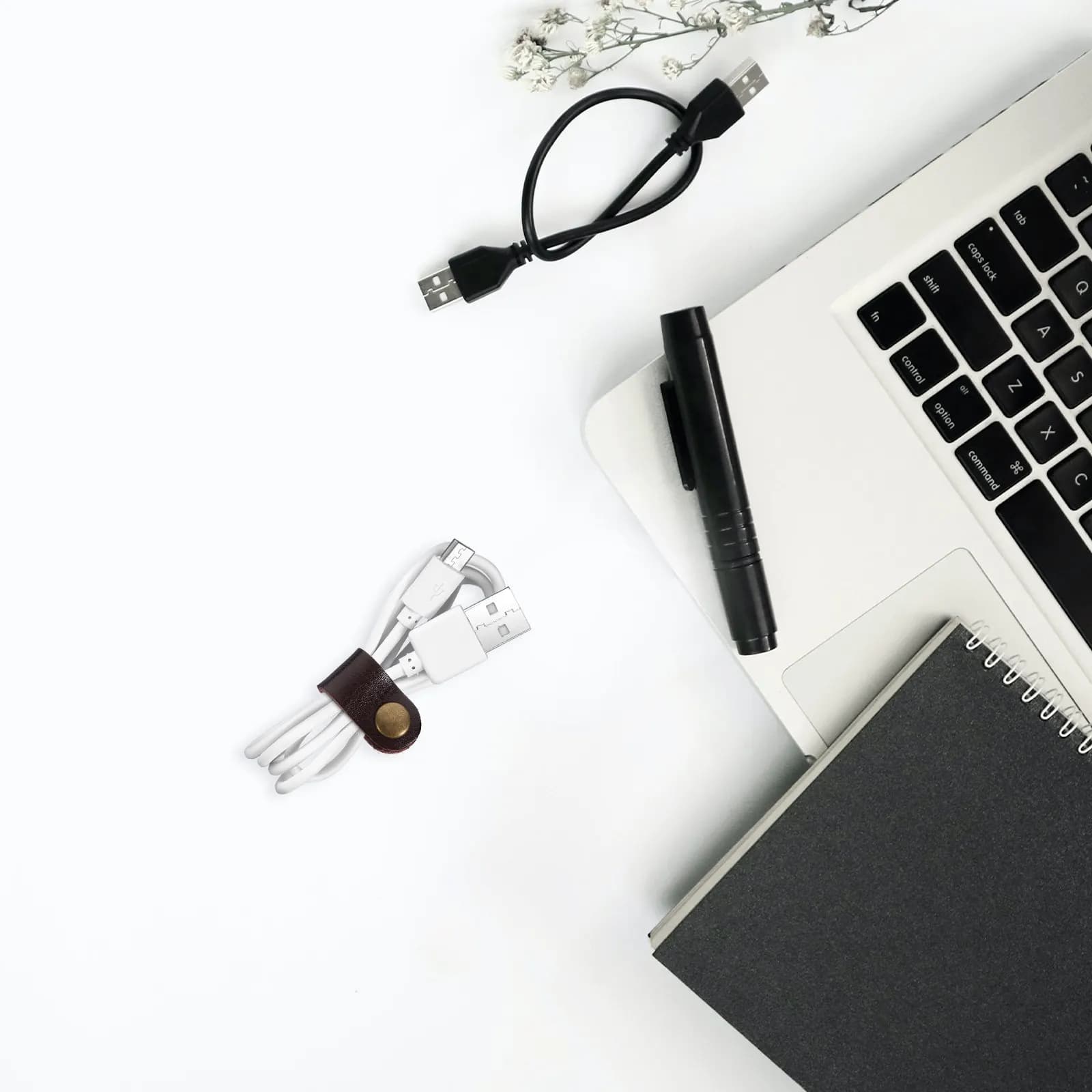 Organizzatore per Cavi USB, Porta Cavi con Bottone a Scatto, Avvolgicavo per Gestione Cavi di Auricolari e Cuffie, Contenitore Compatto