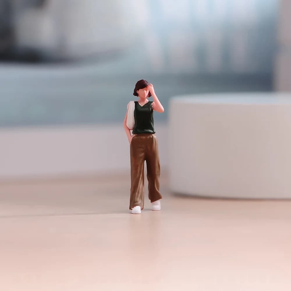 Statuetta in Scala 1/64 Ragazza con Pantaloni a Gamba Larga, Oggetto Decorativo, Modello per Vaso di Piante, Scenografia in Miniatura, Bambola da Collezione