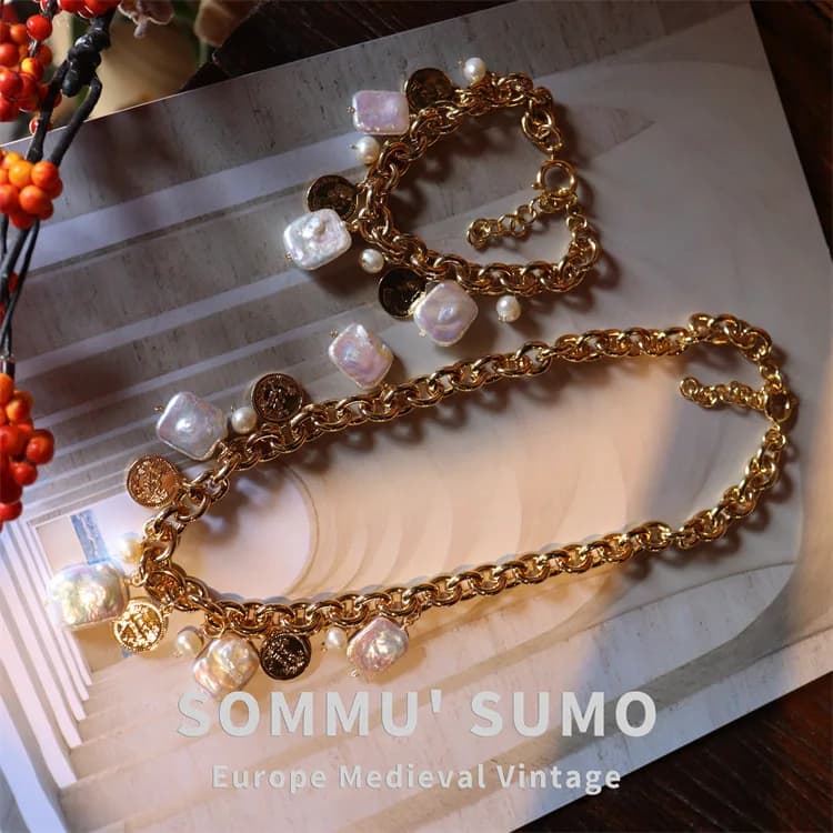 Set di braccialetti di perle quadrate con testa di moneta in oro barocco naturale di lusso leggero in stile europeo. Gioielli gonna abito