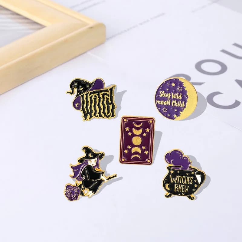 Spilla da stregoneria Carte dei tarocchi Fasi lunari Cappello da strega Distintivi in metallo Borsa Spille per vestiti Gioielli Holloween Spilla smaltata da strega