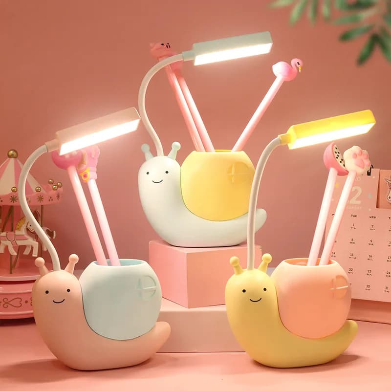 Lampada da Scrivania LED Multifunzionale per Studenti con Portapenne, Luce Notturna a Forma di Lumaca, Ricaricabile USB, Flessibile, Carina per Bambini