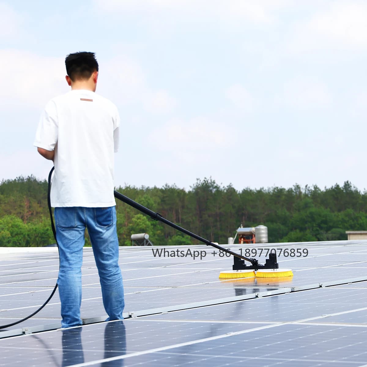 2025 Nuovo design Spazzola per il lavaggio solare Kit di pulizia del pannello solare a risparmio energetico Spazzola alimentata ad acqua con palo estensibile