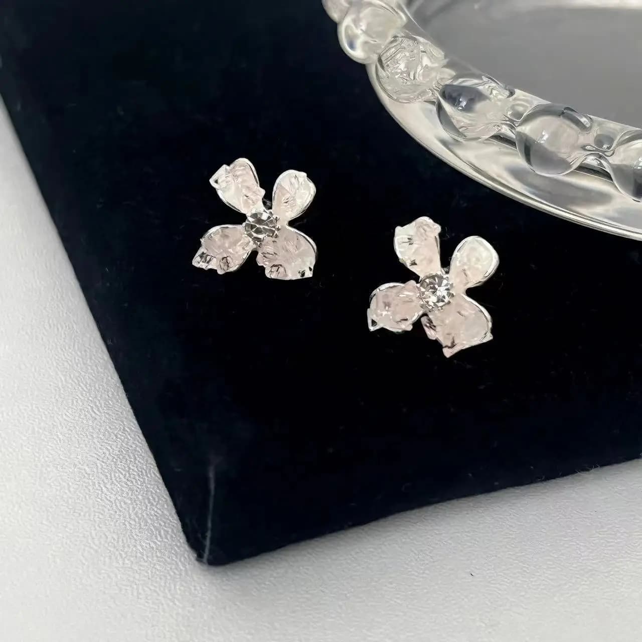 Orecchini di perle alla moda da donna, orecchini versatili con un tocco di fascia alta, eleganti accessori per le orecchie per bancarelle di strada e mercato notturni all'ingrosso