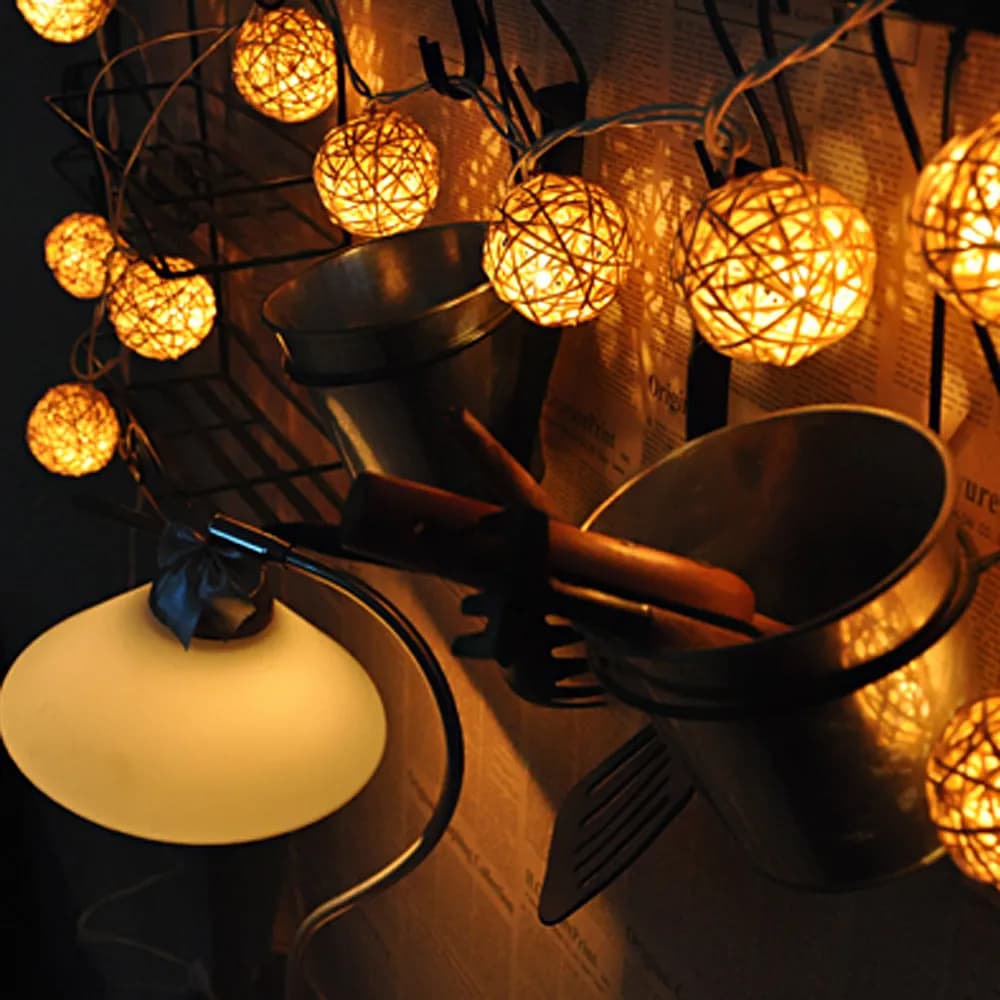 Luci a stringa a LED da 2,5 m con palline in rattan, 20 lampadine, a batteria, luce gialla, decorative per Natale, matrimoni e feste