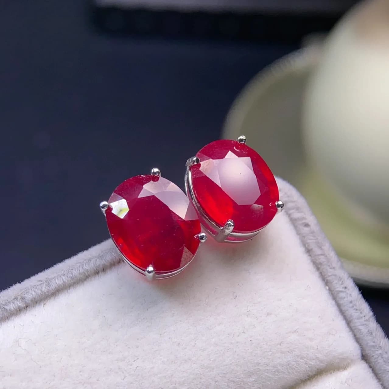 Nuovi Orecchini a Perno con Rubino Trattato Termicamente, Taglio Ovale 10*12mm, Montatura in Argento Sterling 925