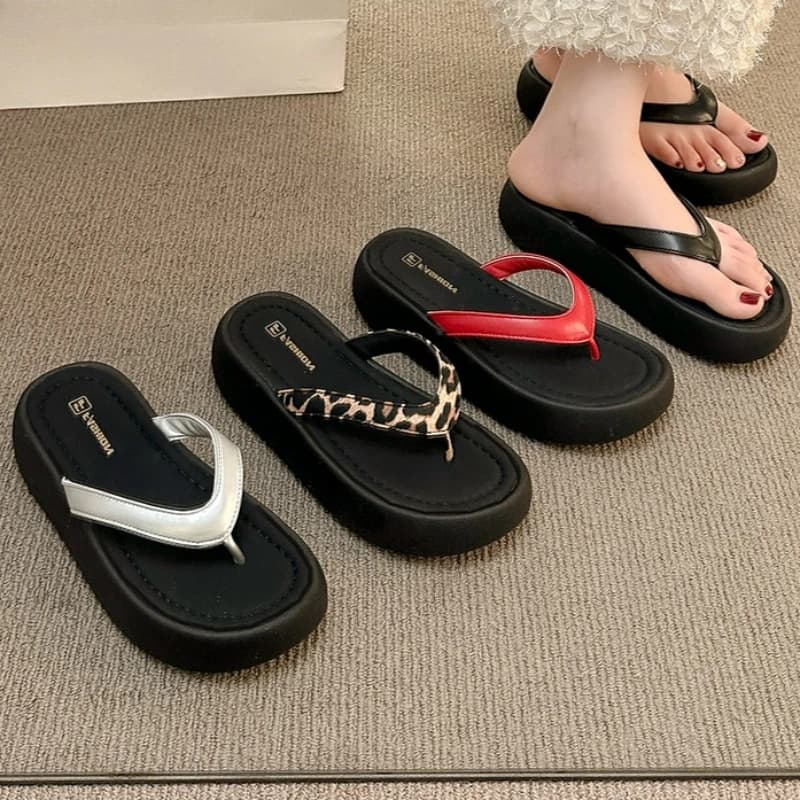 2026 Summer New Women's Vintage Comfortable Mid Heel Slippers Women Fashionable Casual Beach Anti Slip Wear-resistant Flip-flops