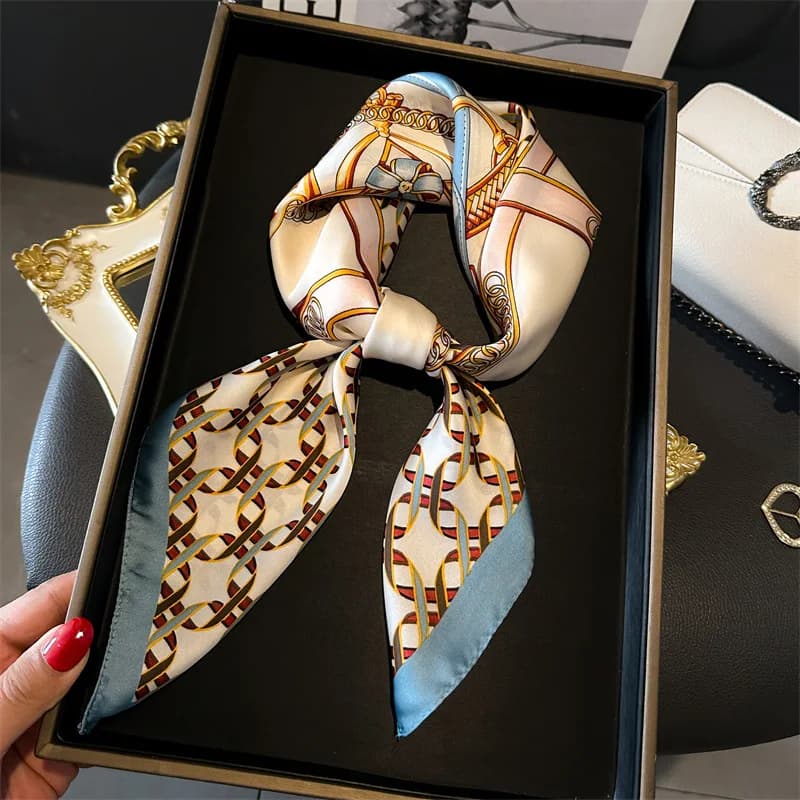Foulard Quadrato di Lusso da Donna con Stampa a Catena, Bandana in Seta, Decorazione Casual per Camicia, Sciarpa da Collo da 70 cm, Fascia per Capelli da Donna