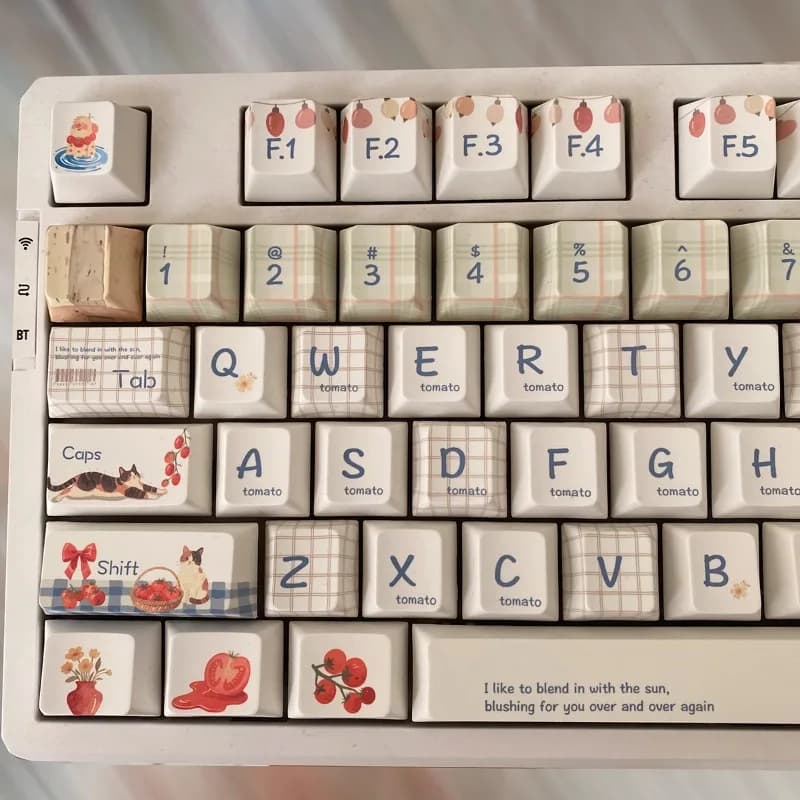 Copritasto a tema letterario Tomato Boy Profilo personalizzato in ciliegio Simpatico cartone animato di pomodoro Copritasto per tastiera meccanica di nicchia semplice e piccola