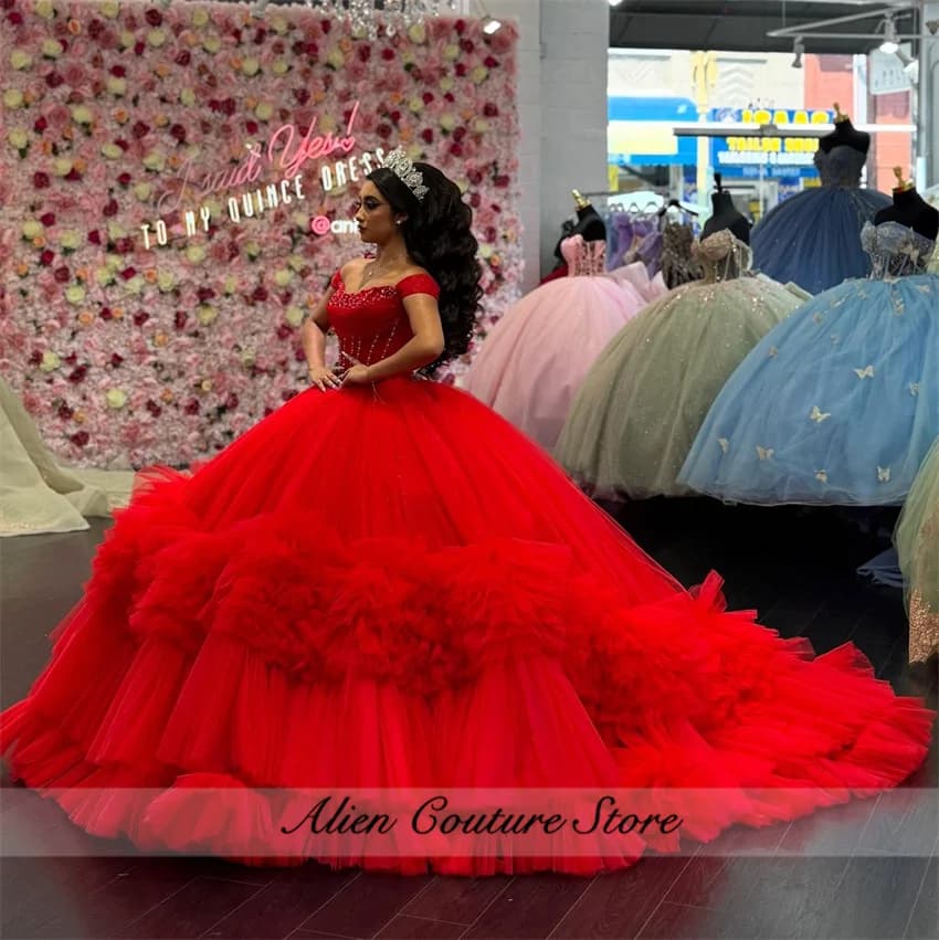 2025 Elegante abito rosso Quinceanera Perle Cristalli Perline Increspature Abito da ballo Abito da festa di compleanno Abiti da 15 anni Personalizzato