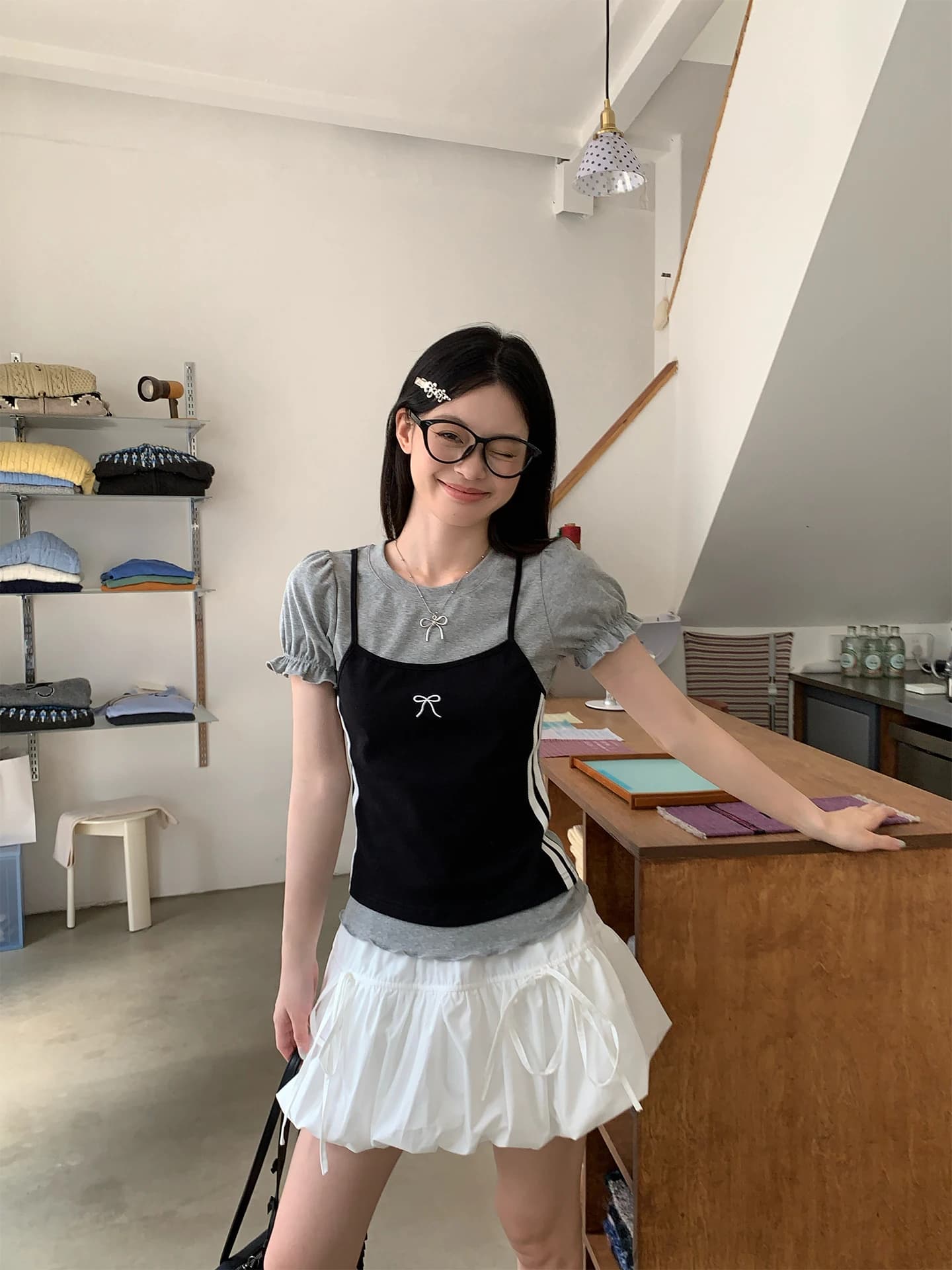 T-shirt nera slim fit a maniche corte da donna, nuovo design estivo, top a due pezzi con spalle scoperte, elegante e versatile, stile coreano.