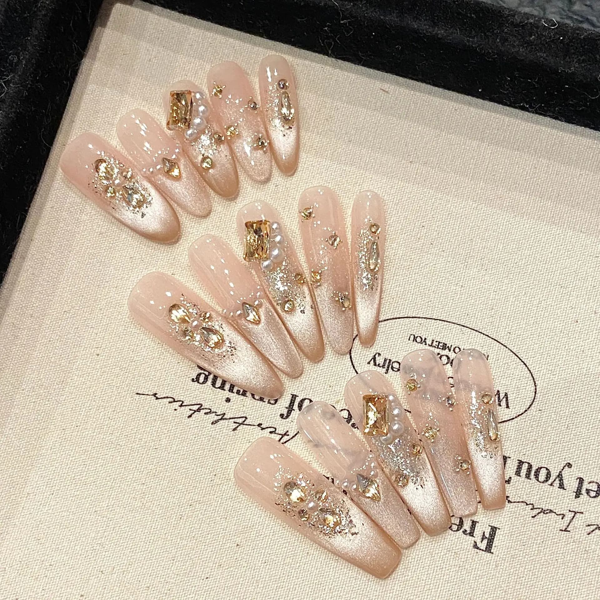 10 pz. Unghie Finte Ovali/Stiletto/Coffin Press-On Pure, Splendide Unghie Finte, Effetto Occhio di Gatto Lucido con Diamanti Dorati Spezzati, Ideali per Donne