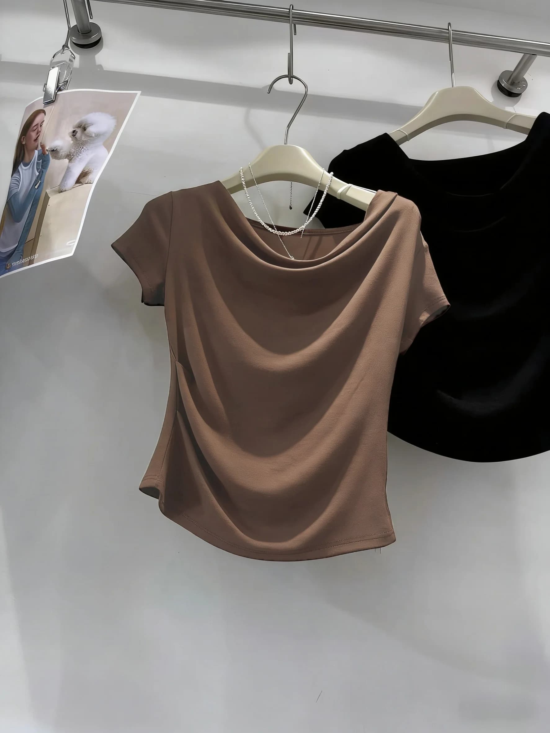 T-shirt Modale a maniche corte con spalle scoperte, design alla moda da donna, top estivo slim fit plissettato, stile coreano, per il commuting