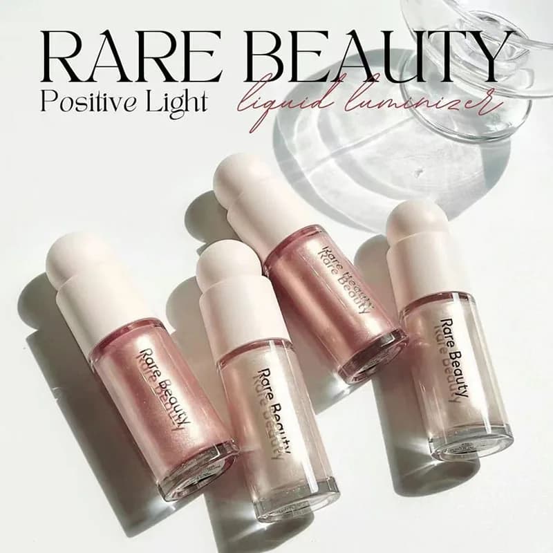 Rare Beauty Light Silky Highlighter, resistente all'acqua e di lunga durata. La formula anti-sbavature crea un morbido bagliore naturale e radioso