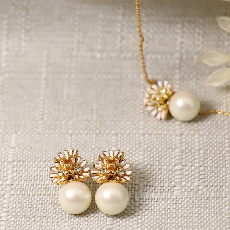 Autunno Inverno Moda Piccola margherita Fiori Piccolo fiore giallo Collana con ciondolo di perle Orecchini Set per donna Regalo per Officeelady