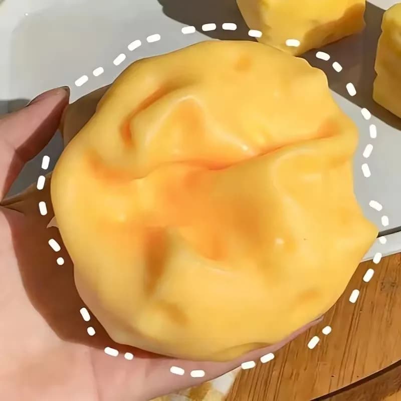 Cheese-shaped ornament simulated slow return, office stress, tightening and kneading, to relax and decompress.