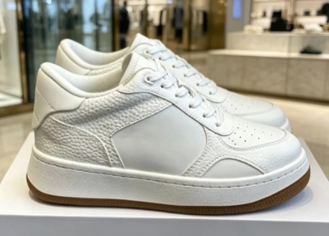 Classic black white casual sneakers for couples, thick-sole versatile running shoes for men women, stylish comfortable trainers.