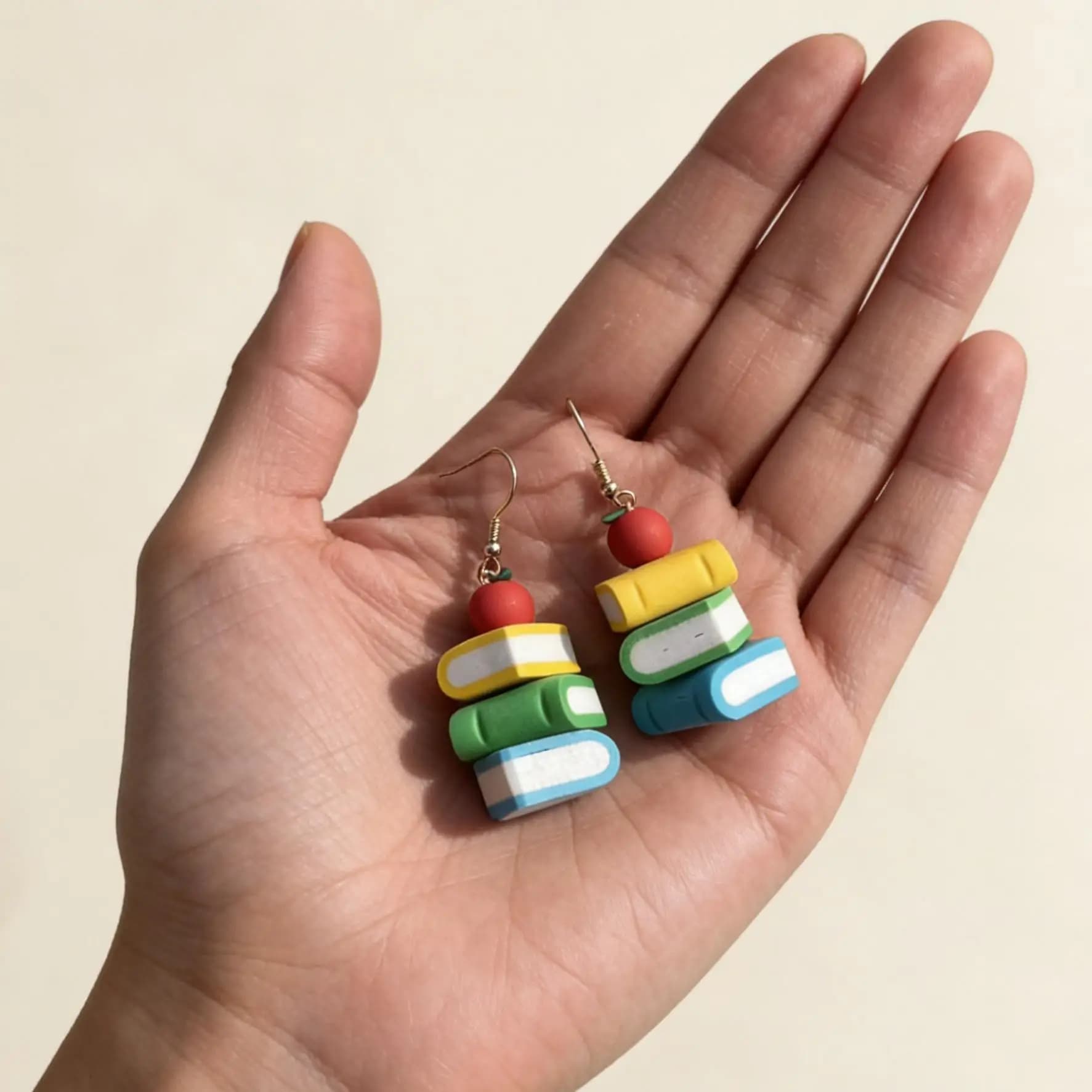 Orecchini Artigianali in Argilla Polimerica a Forma di Pila di Libri, Regalo per Insegnanti, Gioielli Carini per Amanti dei Libri, Orecchini Pendenti Colorati e Fantasiosi