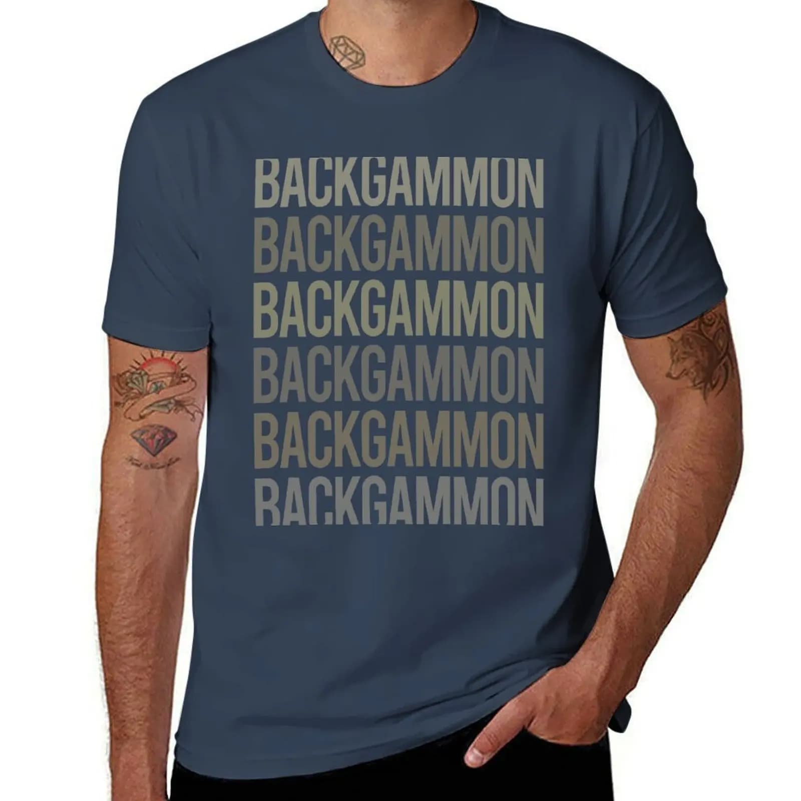 T-shirt grigia con scritta Art Backgammon, modello basic a maniche corte e girocollo