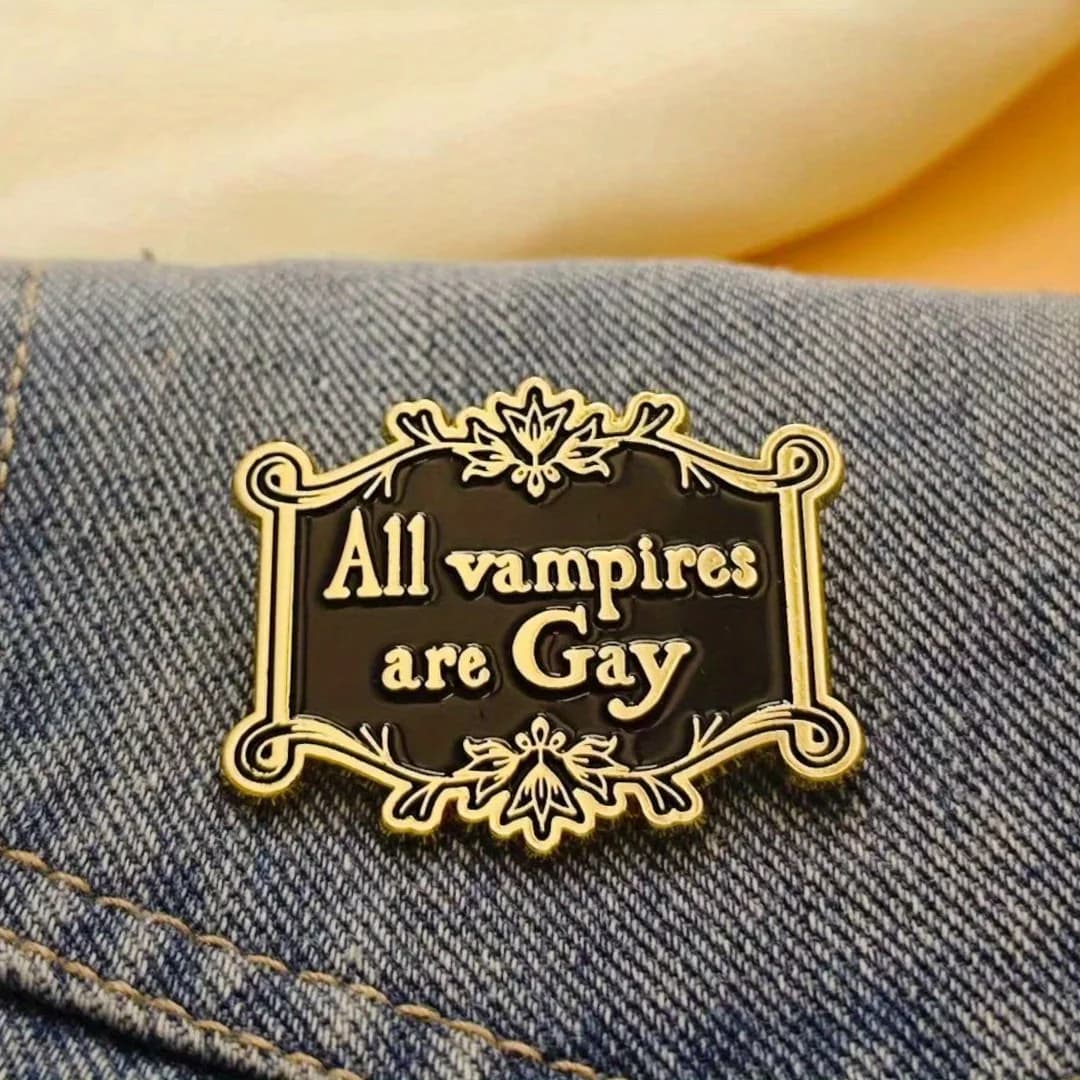 Spilla Originale: "Tutti i vampiri sono gay" - Accessorio Unisex per Vestiti e Zaini.