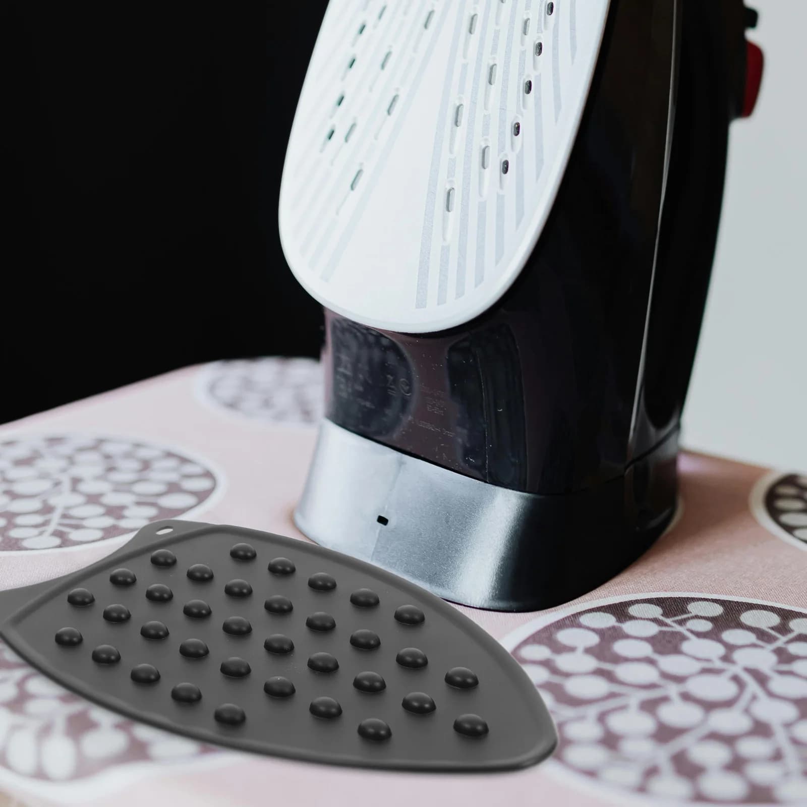 Heat Resistant Silicone Silicon Stand Mat Non-slip Insulating for Ironing Tables Ironing rings Hair curlers Silicon rest pad