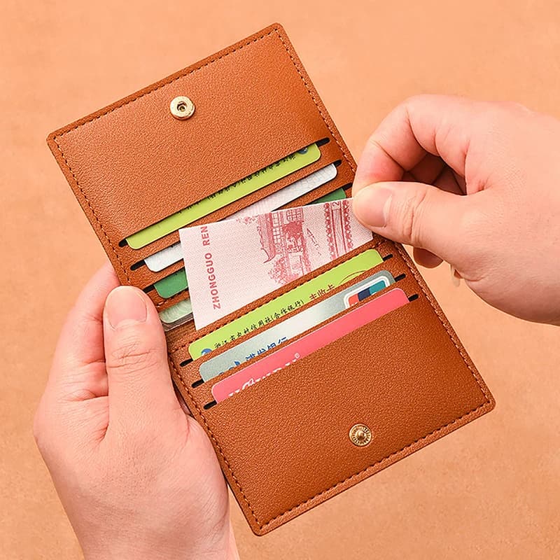 Portacarte sottile e compatto, custodia per carte di credito e patente, portafoglio semplice e anti-demagnetizzazione.