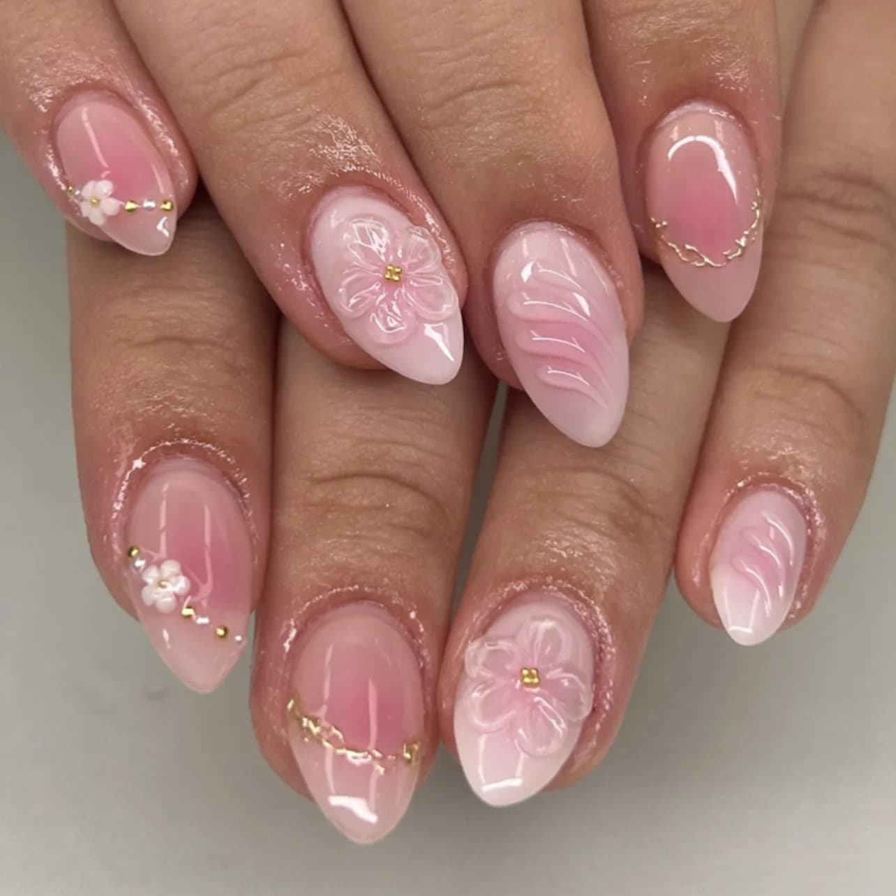 24 Pezzi di Unghie Finte Corte a Mandorla con Design Floreale 3D Rosa Sfumato, Unghie Press-on con Perle Rimovibili, Nail Art